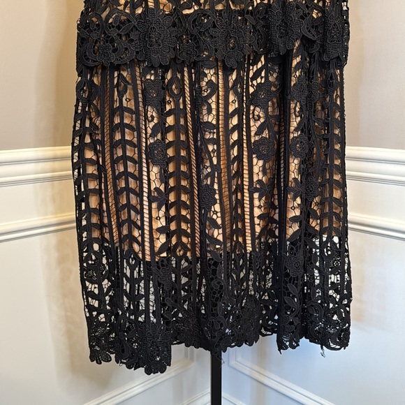 DALIA MACPHEE Black/Nude Short Sleeve Lace Dress With Floral Edging - Picture 6 of 11